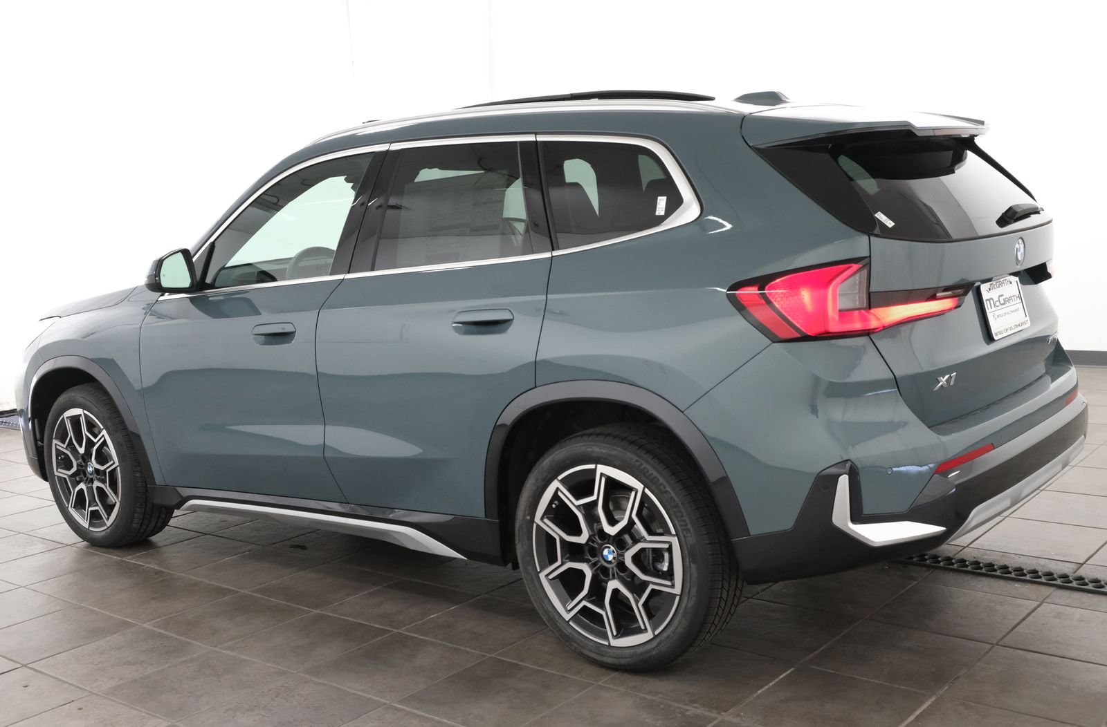 New 2027 Cape York Green Metallic BMW xDrive28i image 3