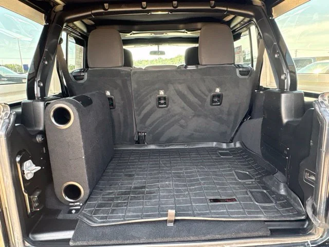 Used 2019  Jeep Sahara image 34