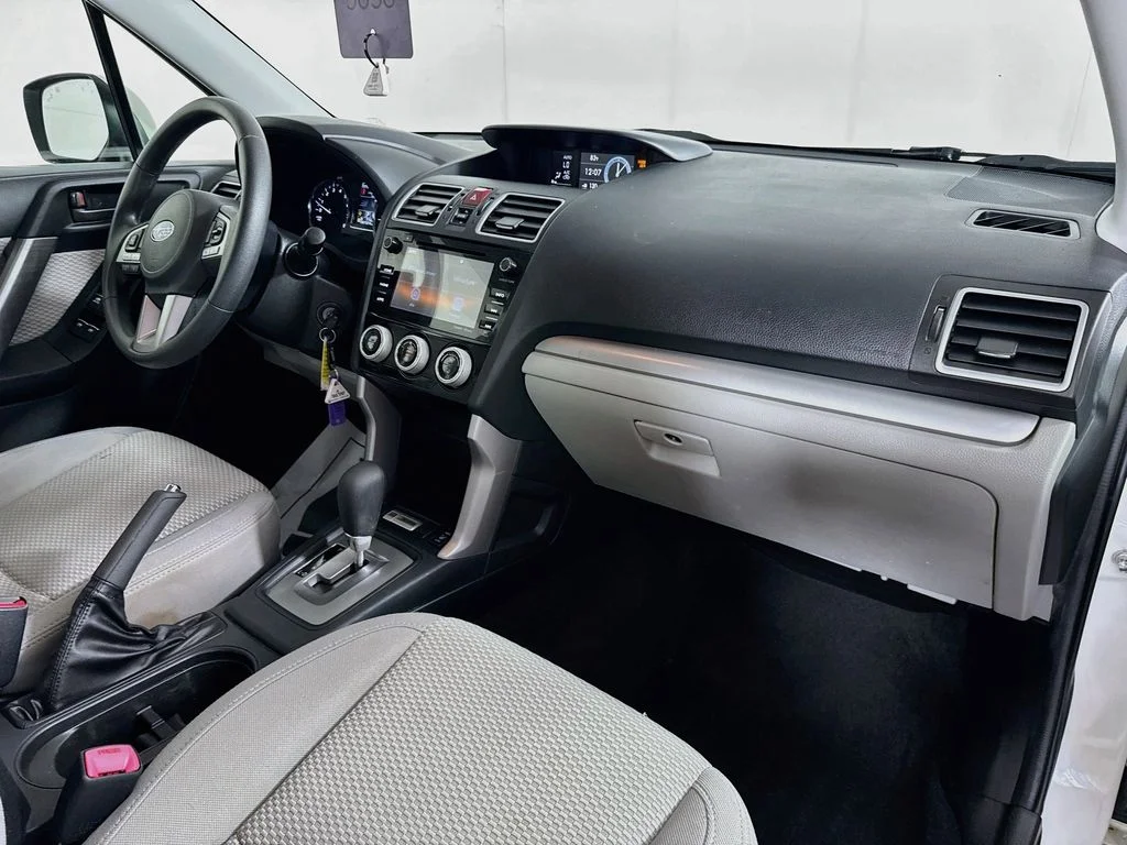 Used 2018 White Subaru 2.5i Premium image 35