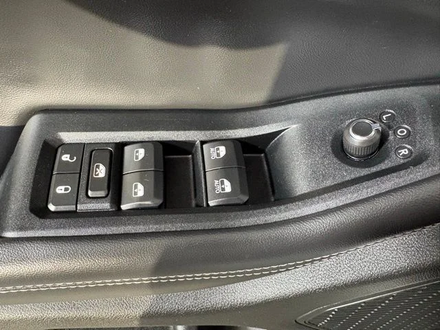 Used 2023 White Jeep Altitude image 22