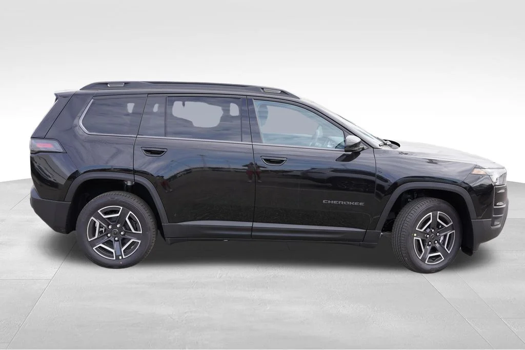New 2026 Diamond Black Crystal Pearl-Coat Exterior Paint Jeep Limited image 2