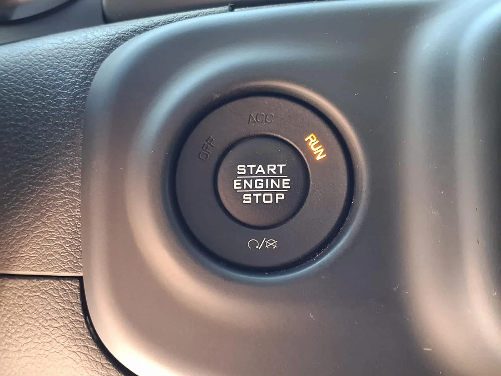 Used 2019  Jeep Sport S image 22