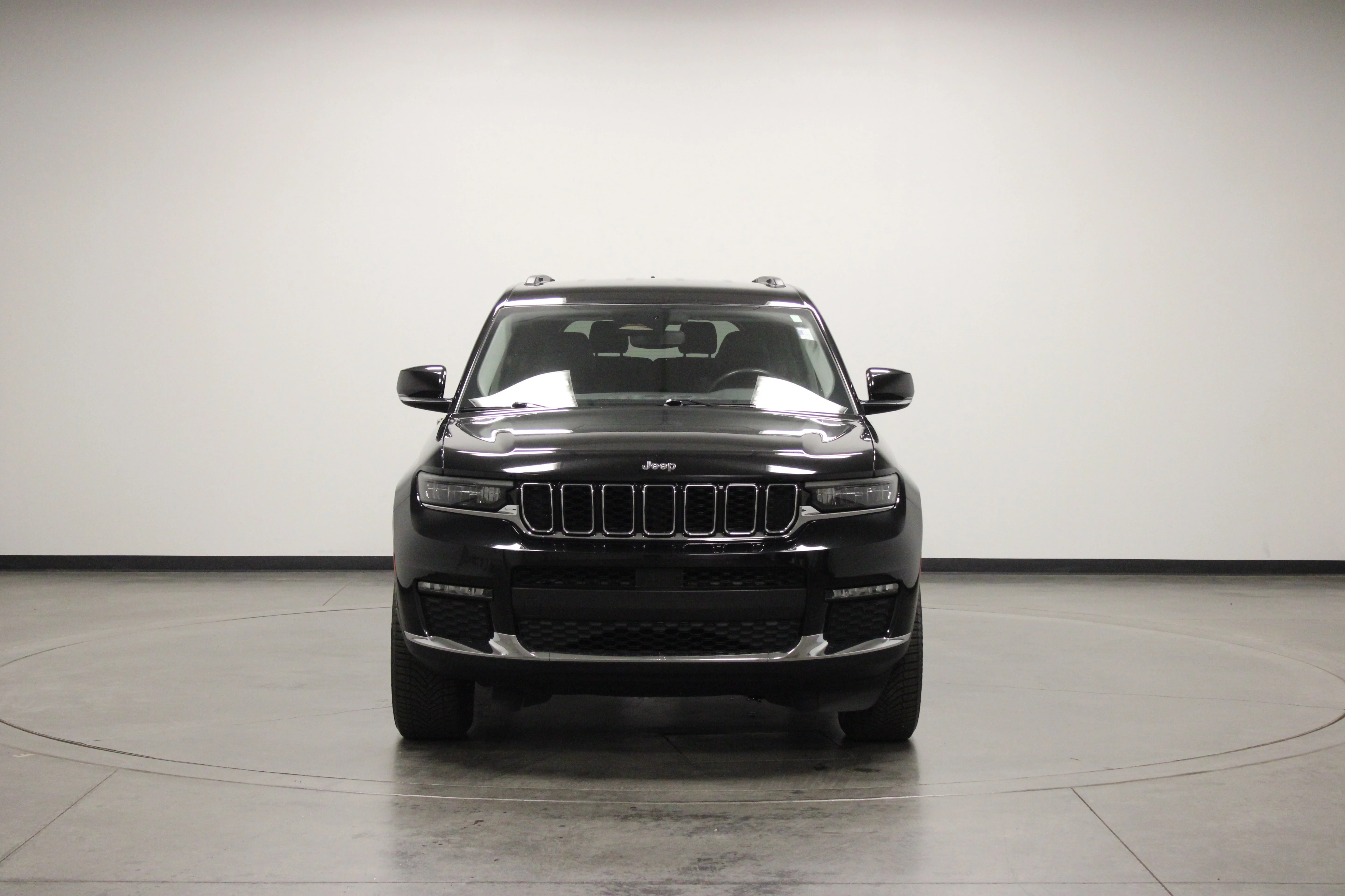 Used 2022 Diamond Black Crystal Pearlcoat Jeep Limited image 3