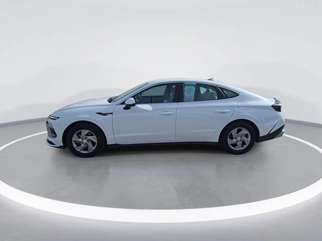 Used 2025 White Hyundai SE image 5