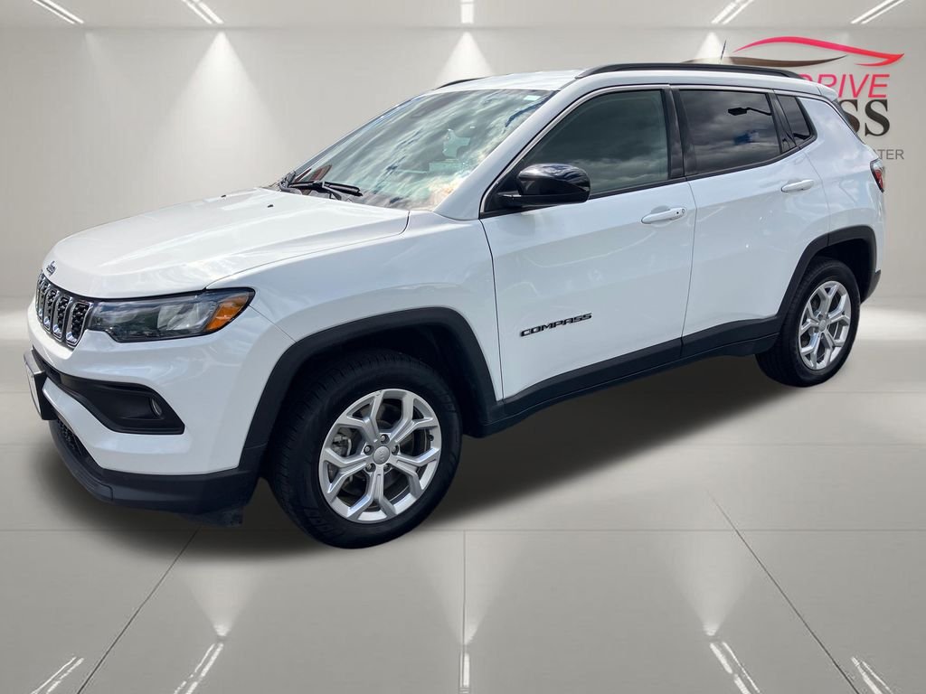 Used 2024 White/off-white Jeep Latitude image 4