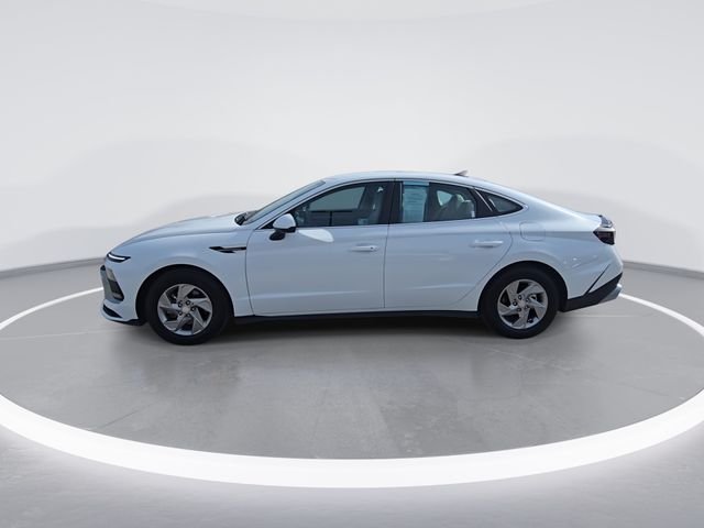 Used 2025 White Hyundai SE image 5