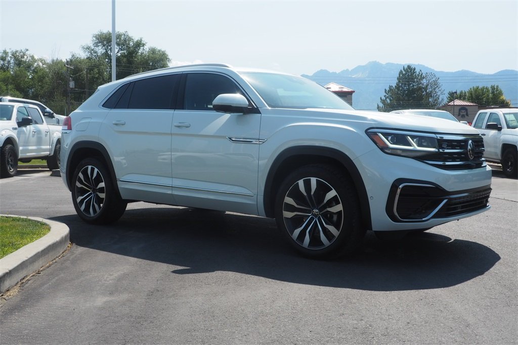 2022 Volkswagen Atlas Cross Sport V6 SEL Premium R-Line photo 2