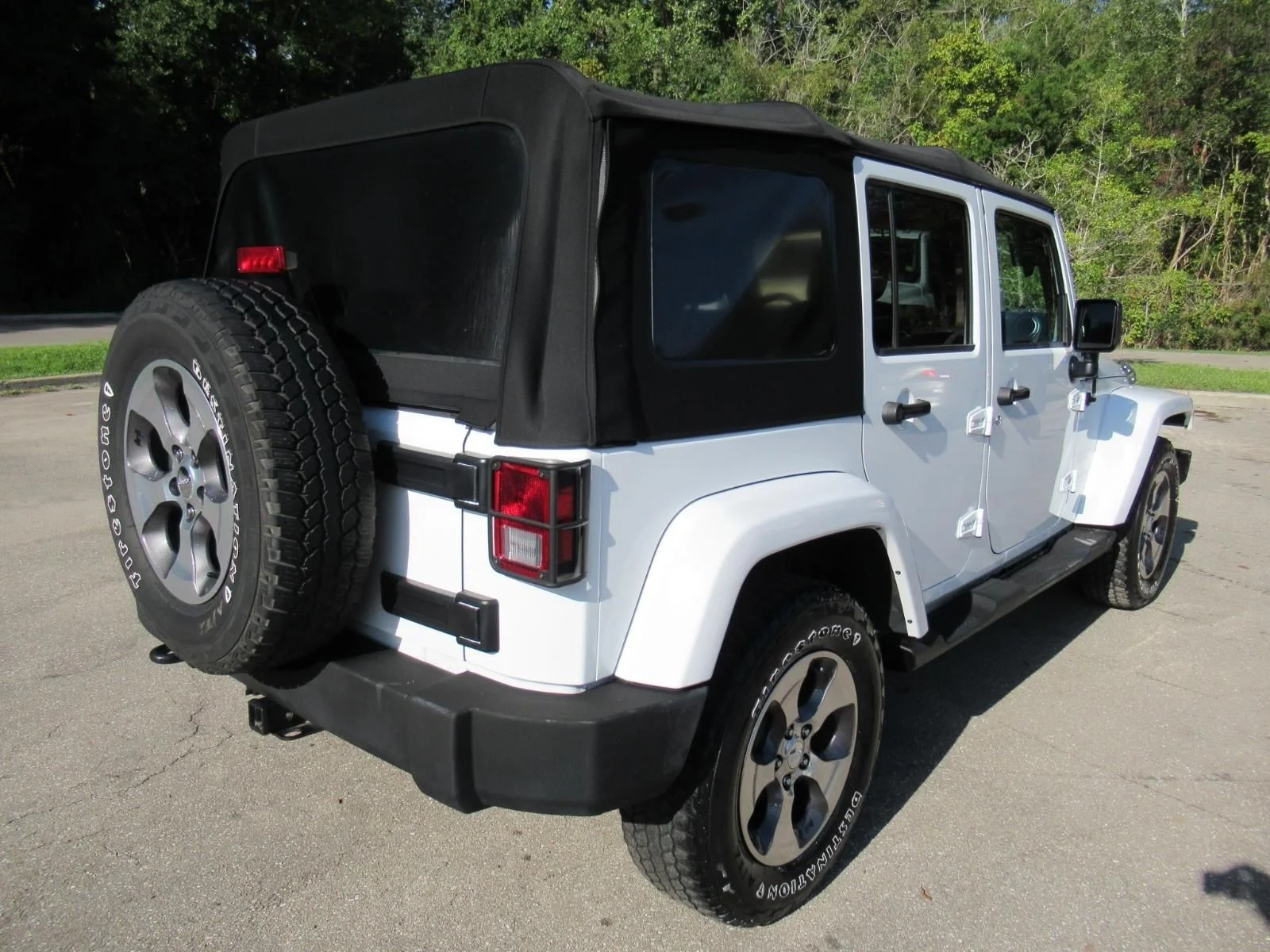 Used 2017 White Jeep Unlimited Sahara image 7