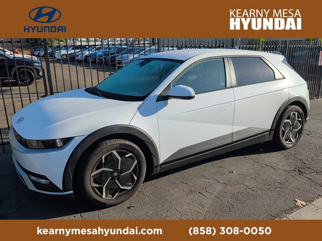 Used 2024 White Hyundai SEL image 1