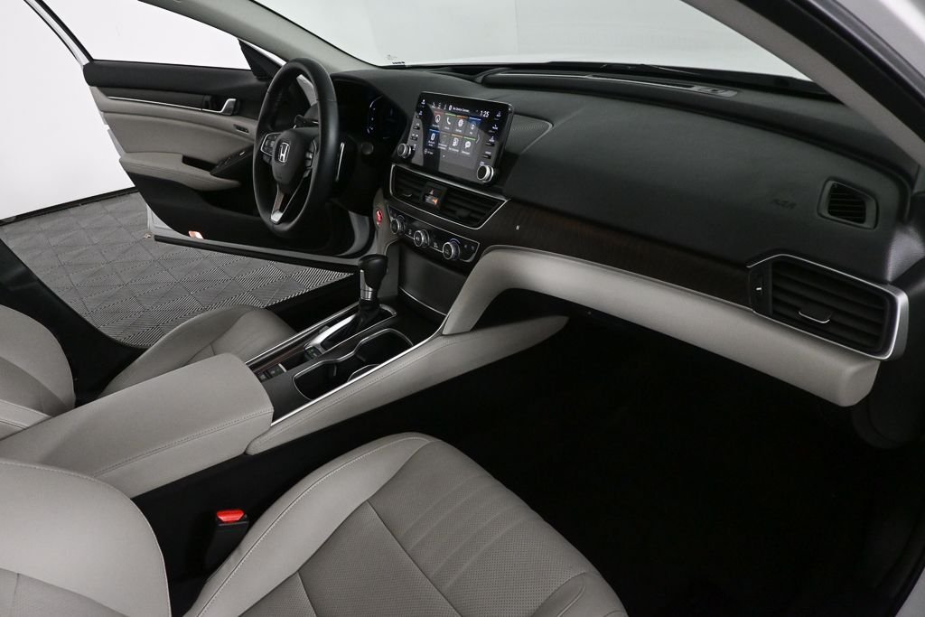 Used 2018  Honda Touring image 22