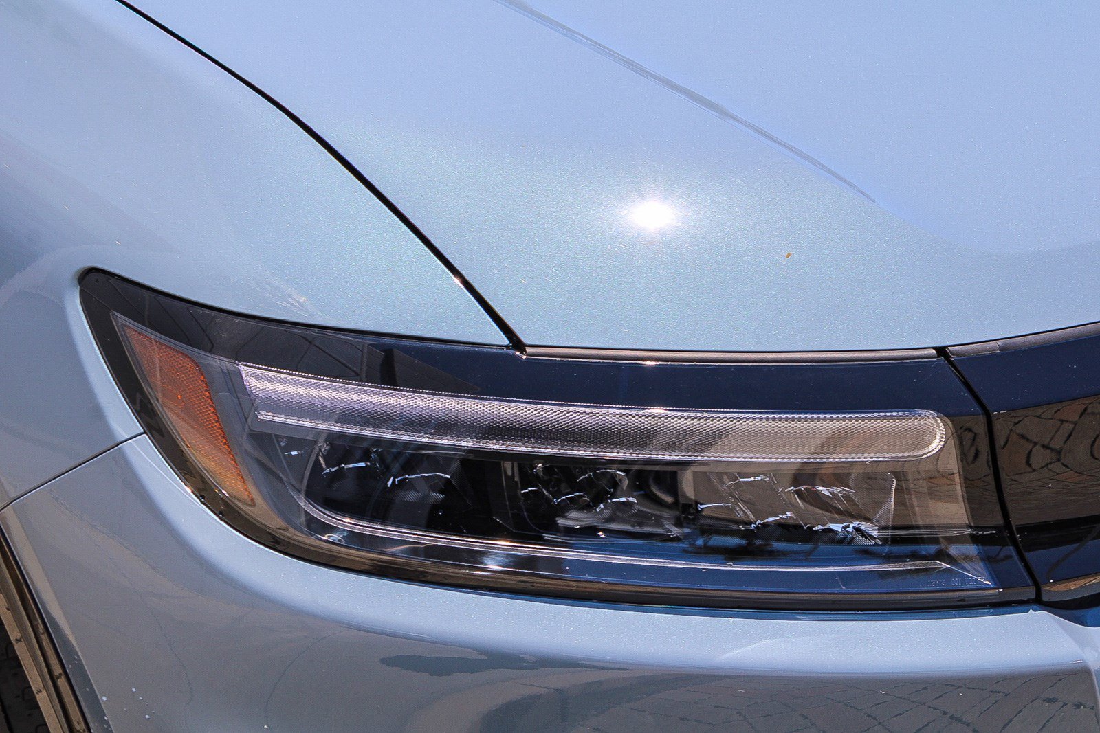 Used 2025 Sonic Gray Pearl Honda Touring image 4