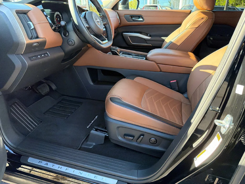 Used 2025 Black Nissan Platinum image 9