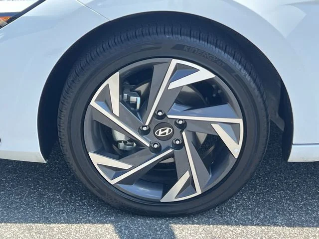 Used 2025 White Hyundai SEL Sport image 45
