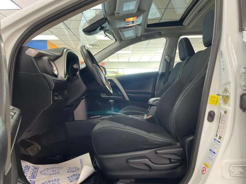 Used 2018 White Toyota XLE image 20