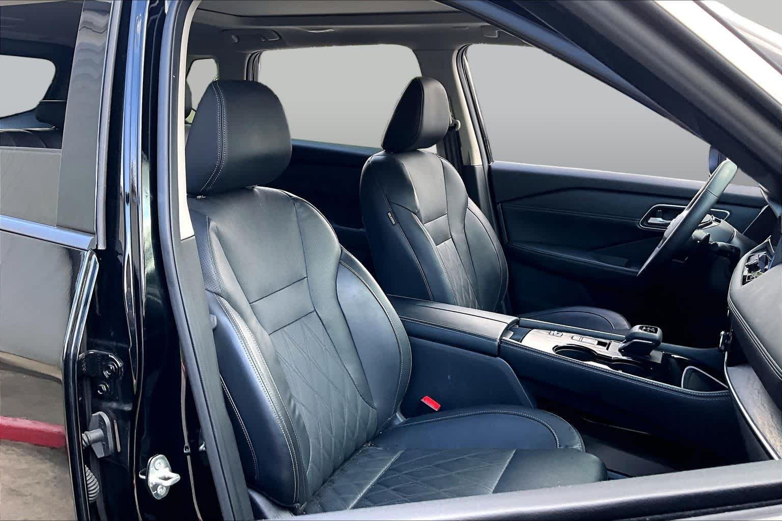 Used 2025 Super Black Nissan Platinum image 9