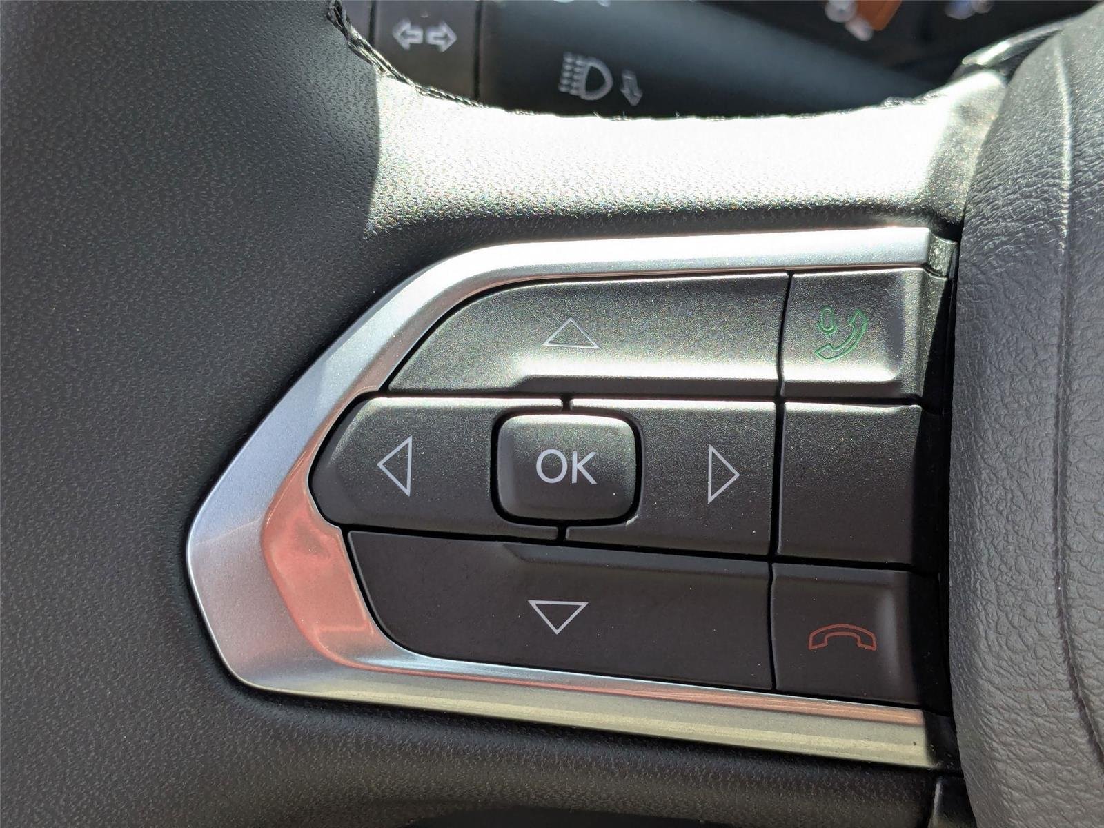 Used 2024 Diamond Black Crystal Pearlcoat Jeep Latitude image 16