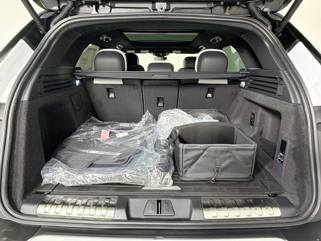 New 2027 Fuji White Land Rover  image 28