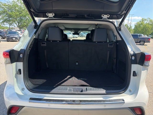 Used 2021 Blizzard Pearl Toyota Platinum image 16