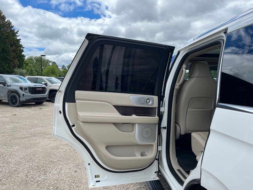 Used 2020 White Lincoln Reserve image 28