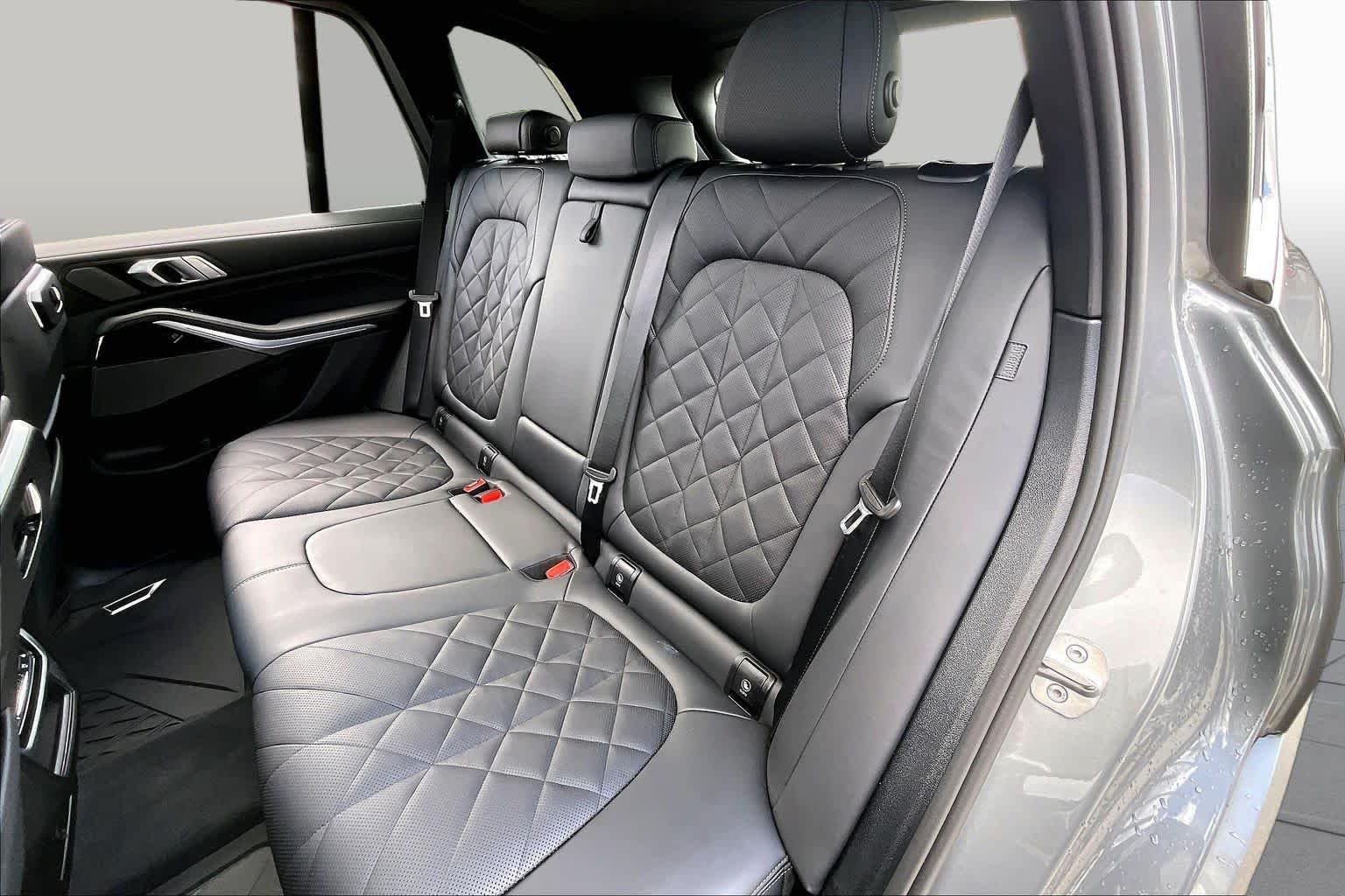 Used 2026 Skyscraper Grey Metallic BMW xDrive40i image 18