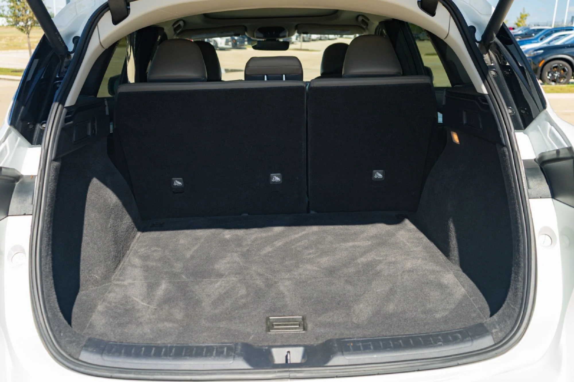 Certified Used 2025 White INFINITI LUXE image 27