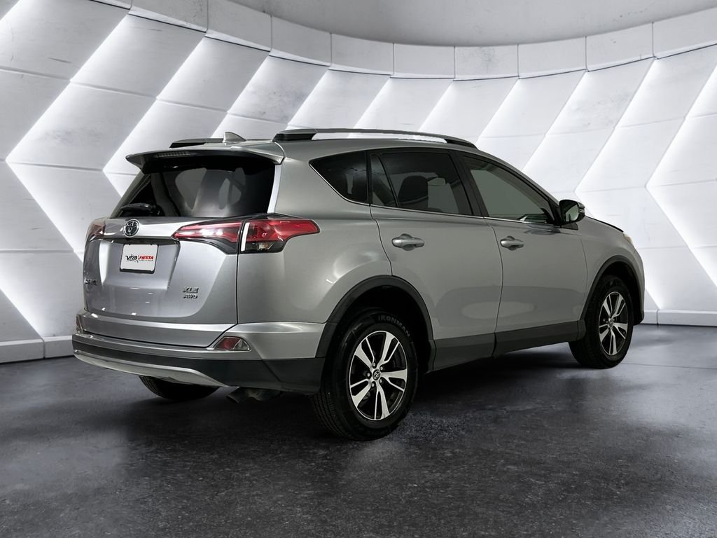 Used 2018 Silver Toyota XLE image 4