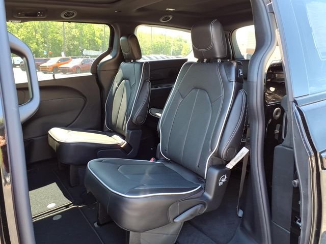 New 2027 Diamond Black Crystal Pearl-Coat Exterior Paint Chrysler Limited image 29