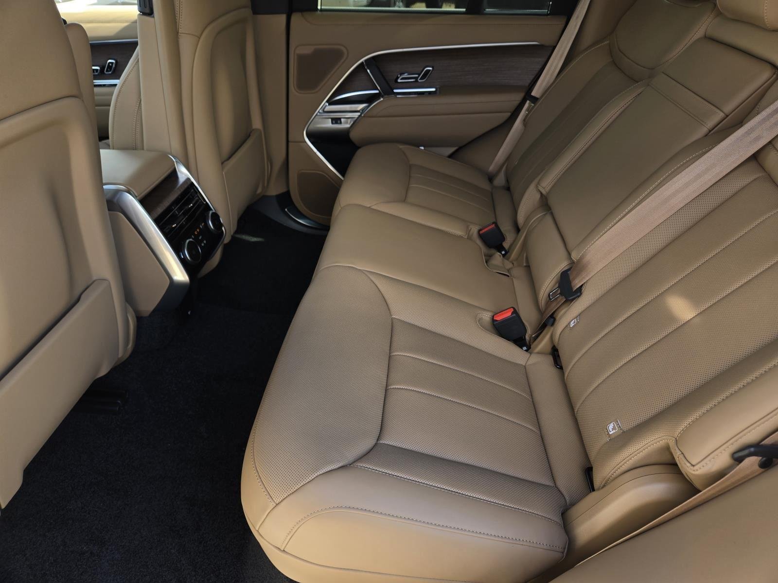 New 2025 Fuji White Land Rover SE image 29