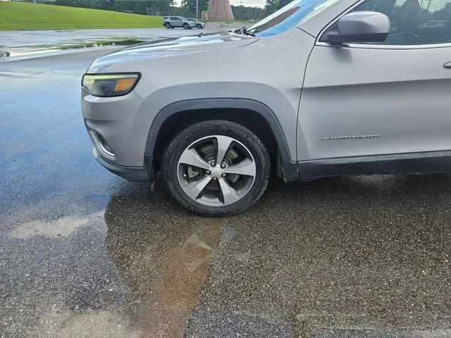 Used 2019 Silver Jeep Limited image 27