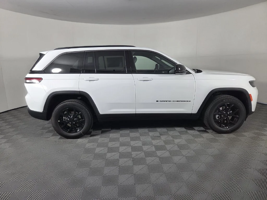 New 2026 Bright White Clear-Coat Exterior Paint Jeep Laredo Altitude image 5
