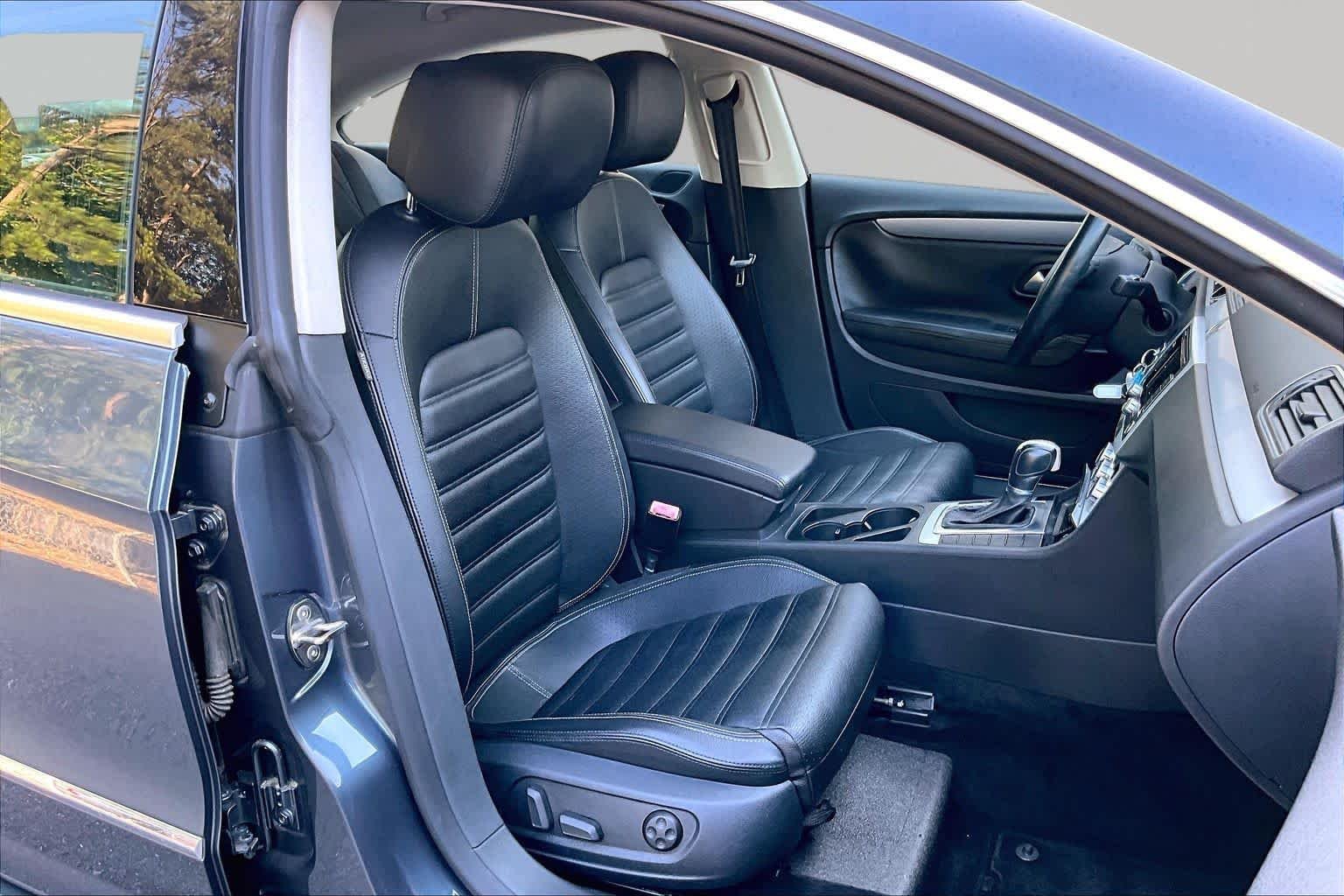 Used 2014 Island Gray Metallic Volkswagen Sport image 9