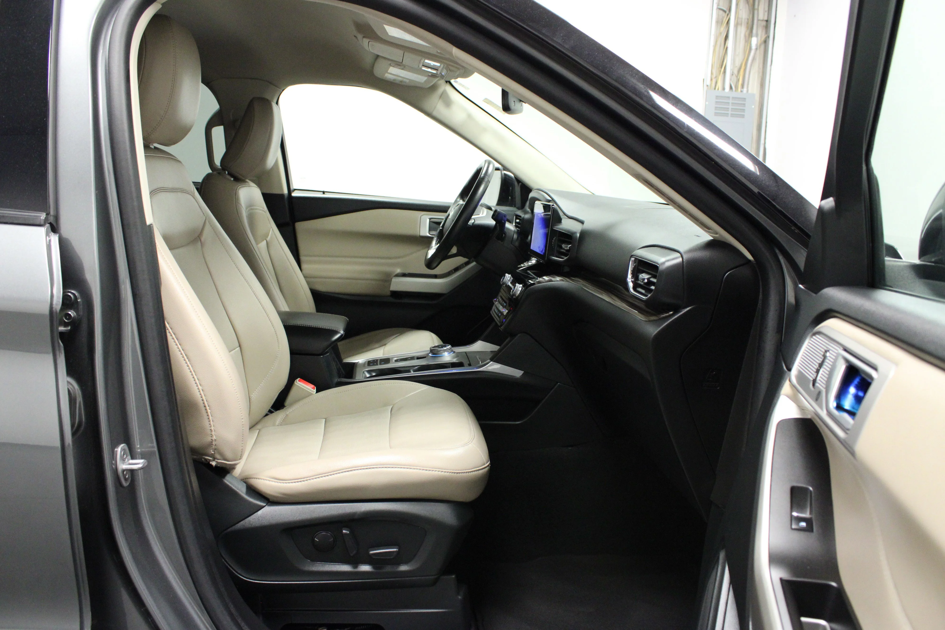 Used 2023 Gray Metallic Ford Limited image 17