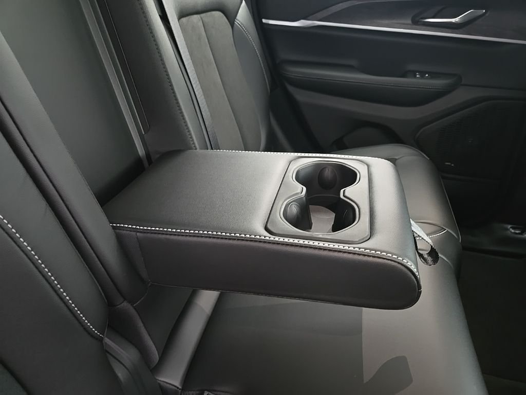 New 2026 Bright White Clear-Coat Exterior Paint Jeep Altitude image 85