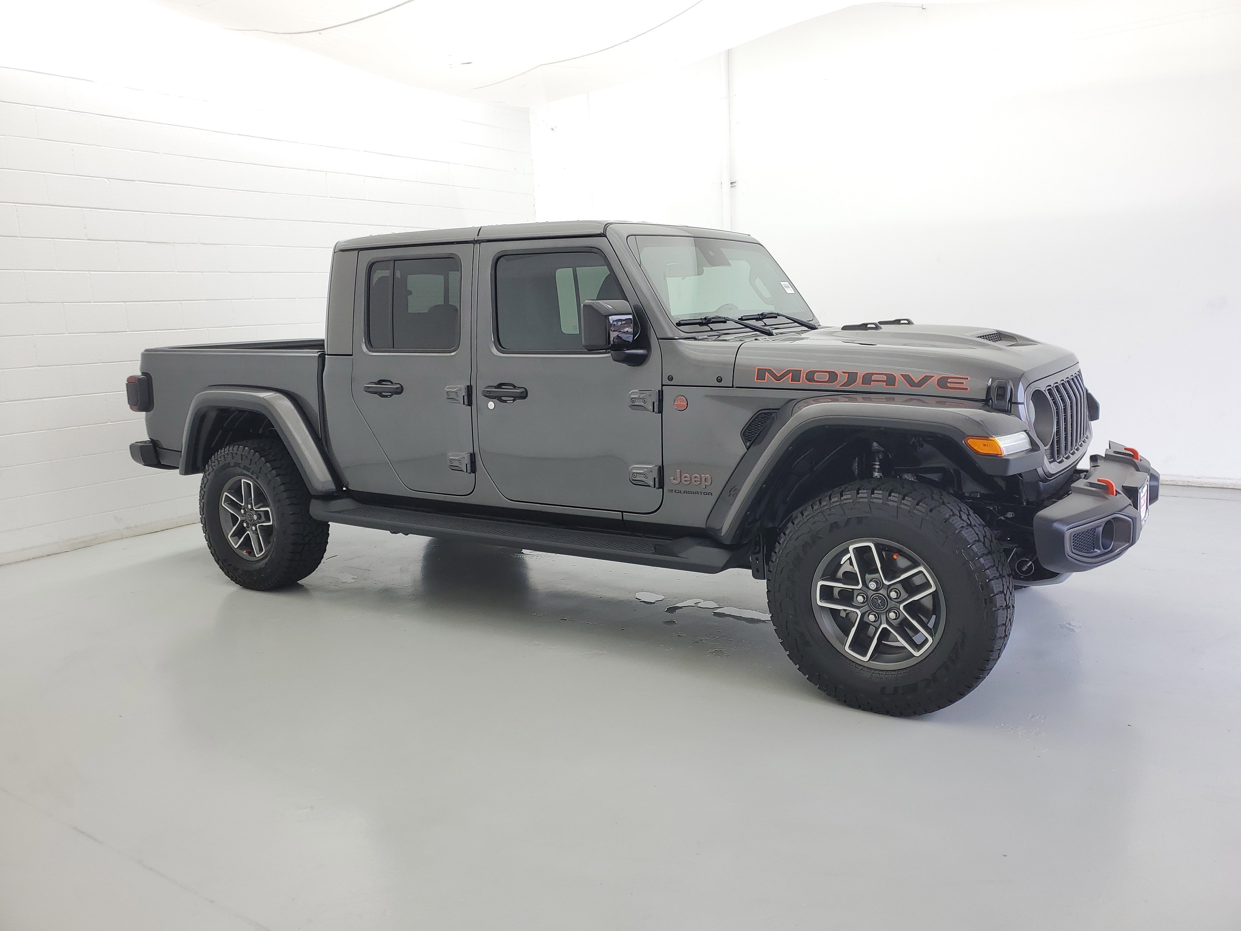 Used 2025 Granite Crystal Metallic Clearcoat Jeep Mojave image 4