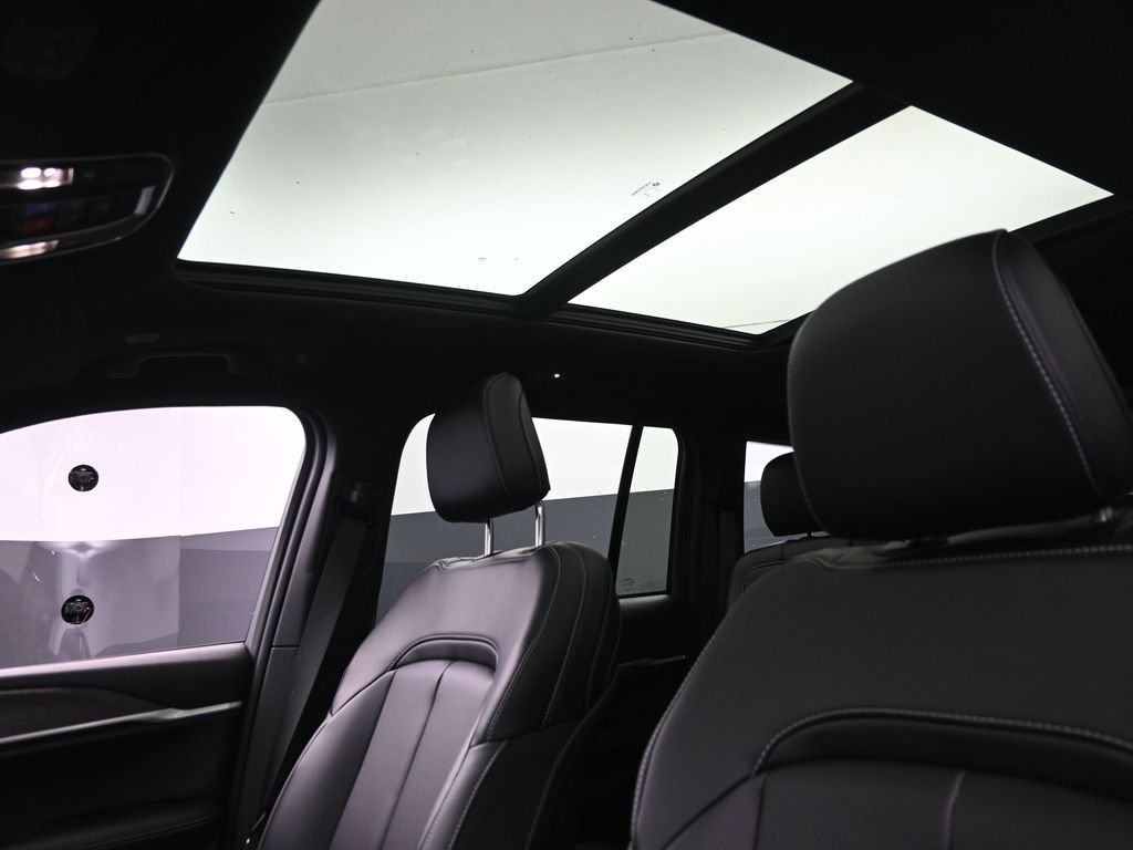 New 2026 Diamond Black Crystal Pearl-Coat Exterior Paint Jeep Limited image 28