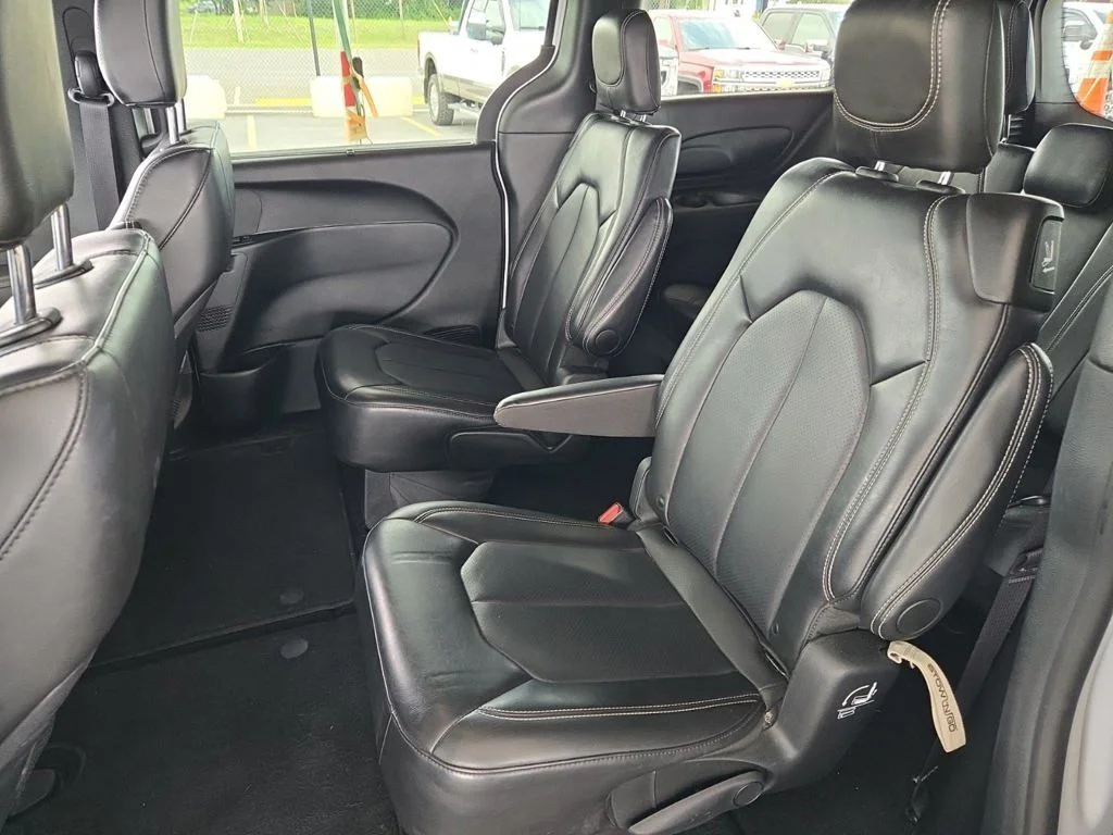 Used 2025 White Chrysler Select image 11