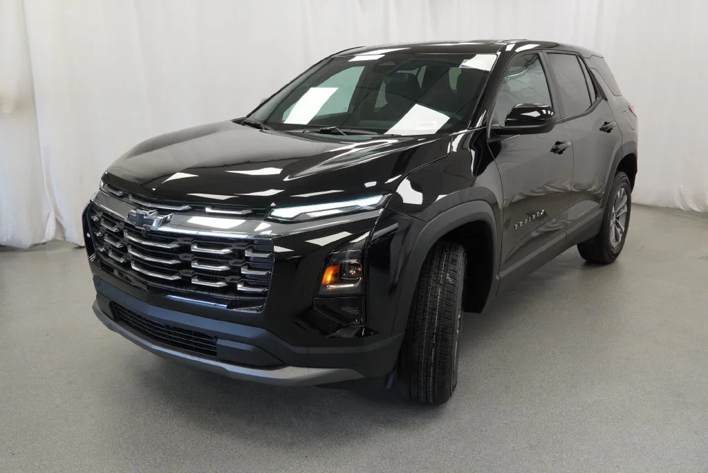 New 2027 Mosaic Black Metallic Chevrolet LT image 4