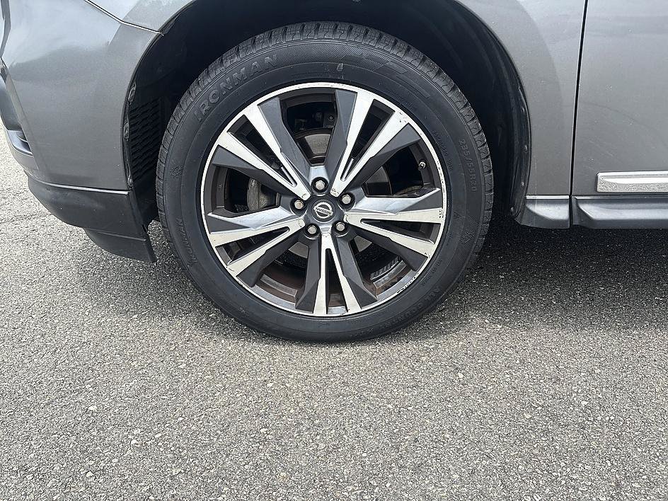 Used 2017 Gun Metallic Nissan Platinum image 9