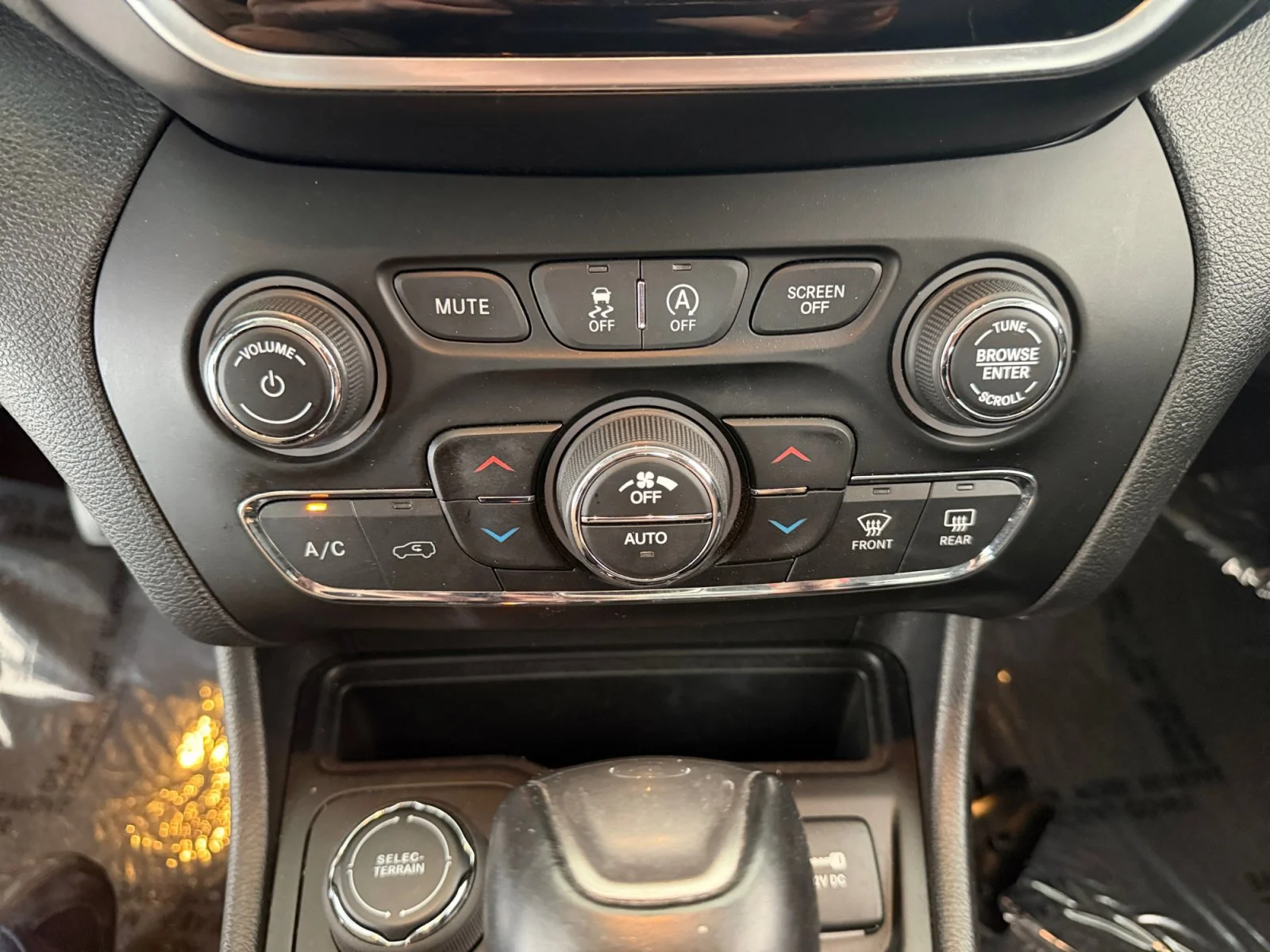 Used 2019 Bright White Clearcoat Jeep Limited image 22