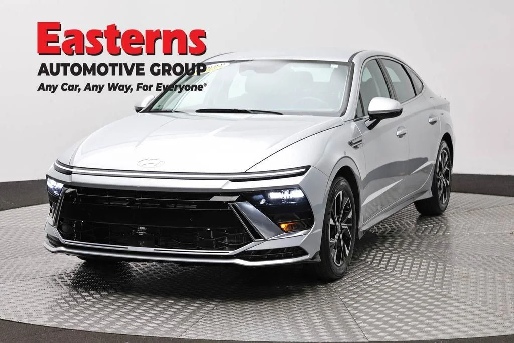Used 2025 Silver Hyundai SEL image 1