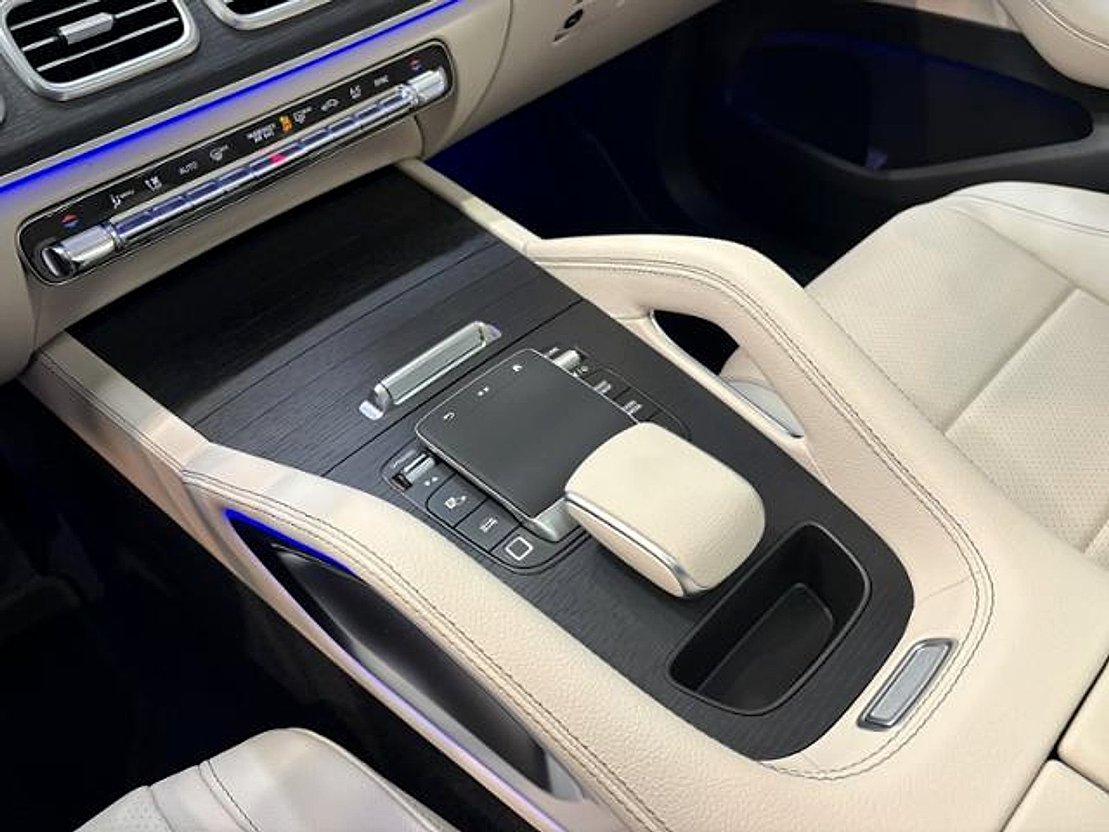 New 2026 MANUFAKTUR Moonlight White Metallic Mercedes-Benz  image 21