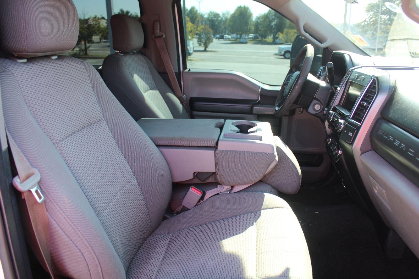 Used 2017 Oxford White Ford XLT image 4