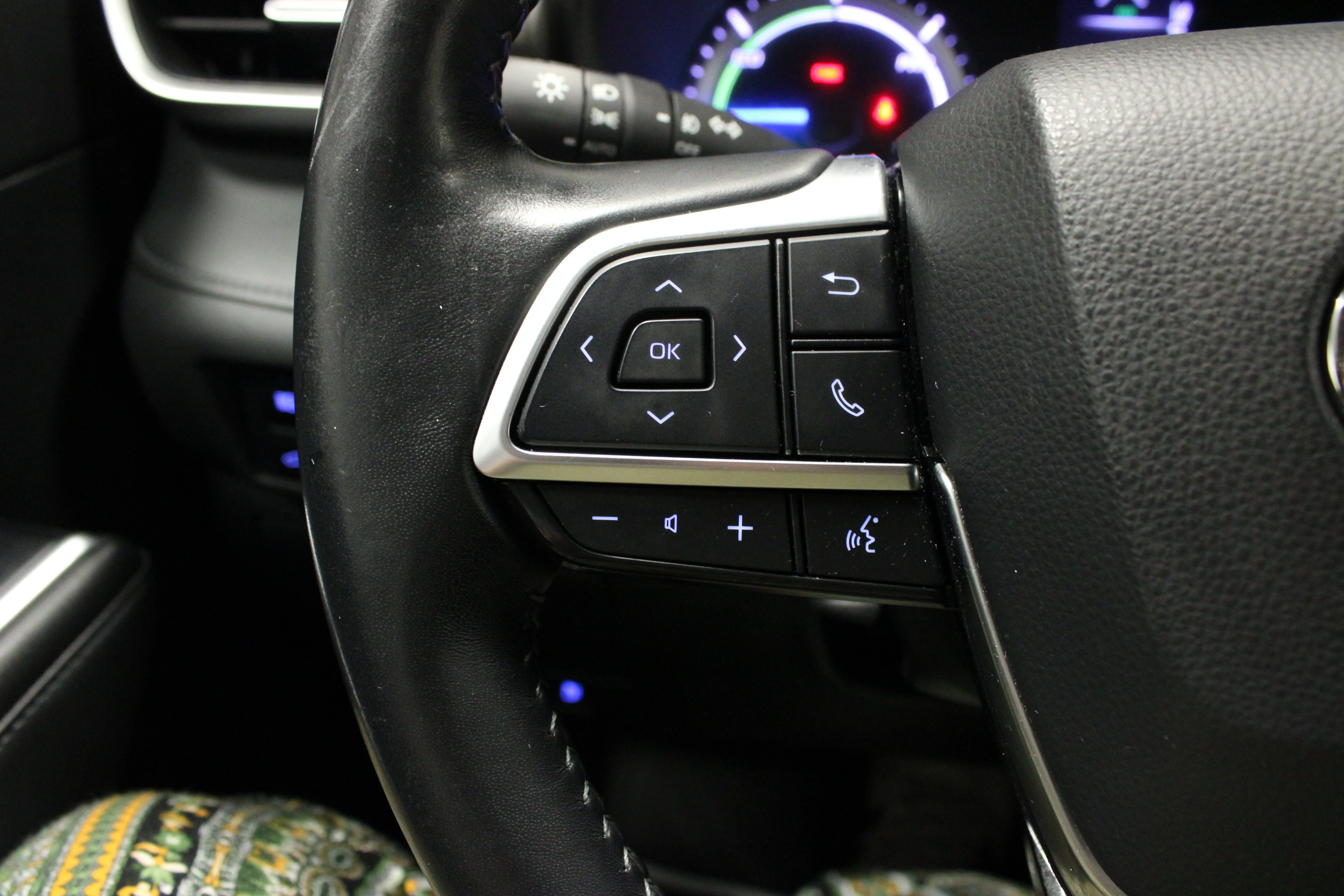 Used 2021 Midnight Black Metallic Toyota LE image 21