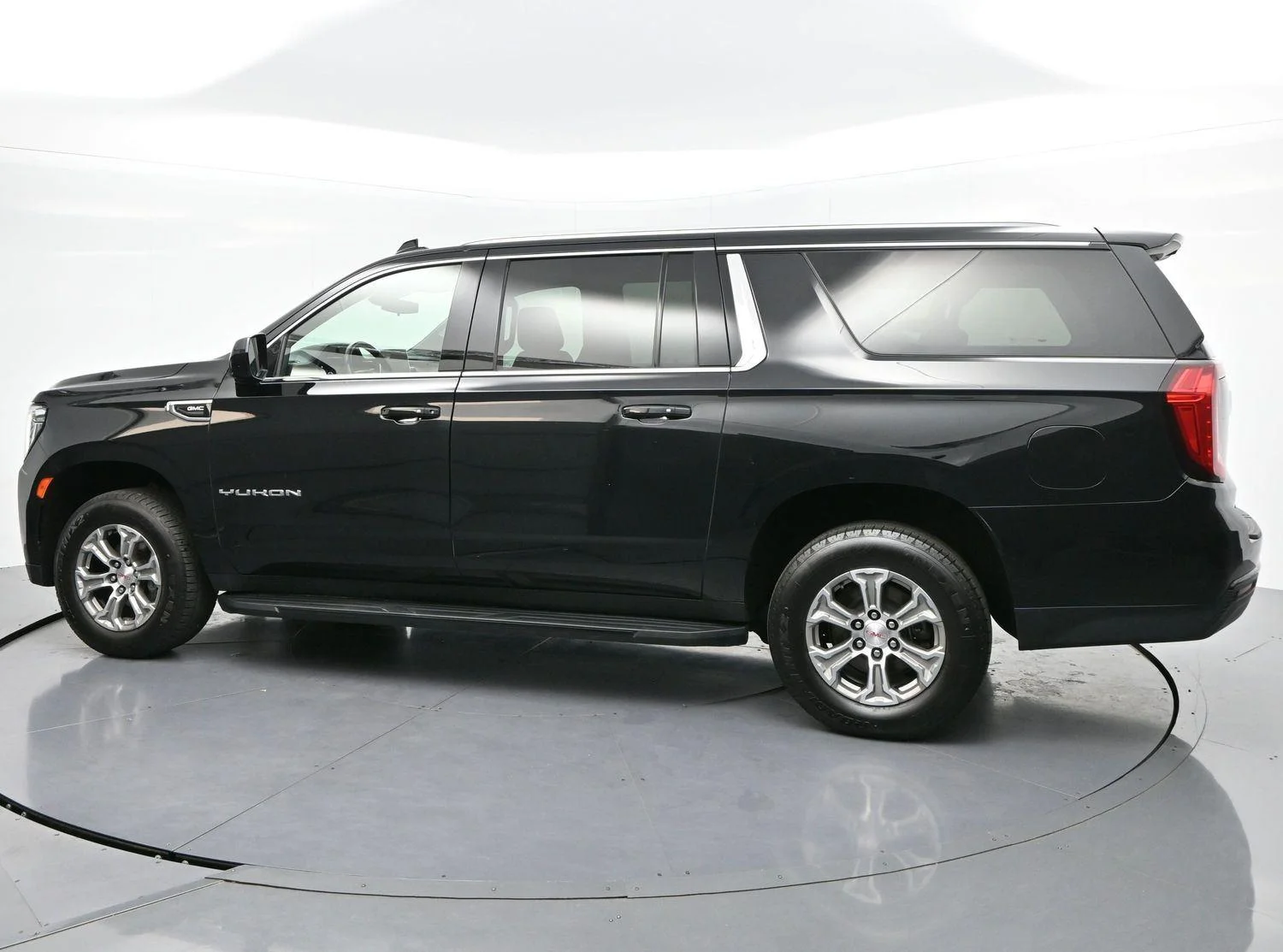 Used 2023 Onyx Black GMC SLE image 4