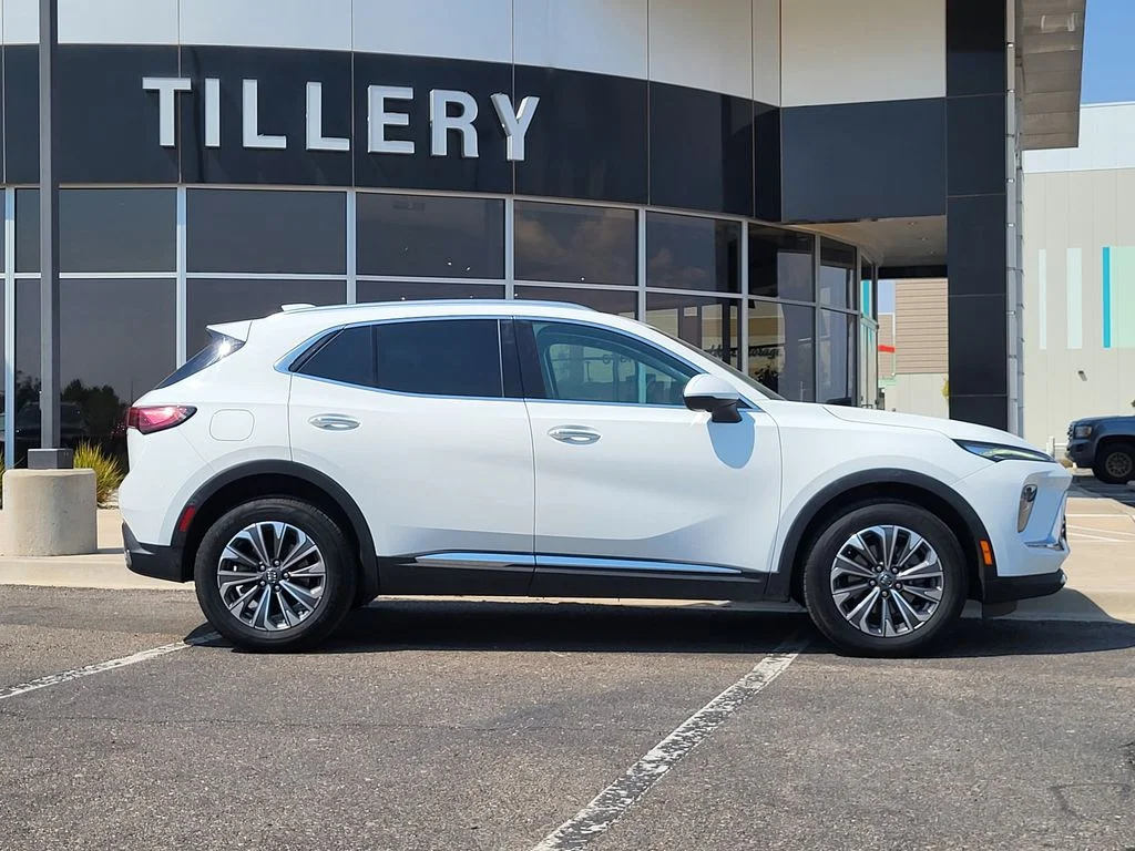 Used 2024 Summit White Buick Preferred image 1