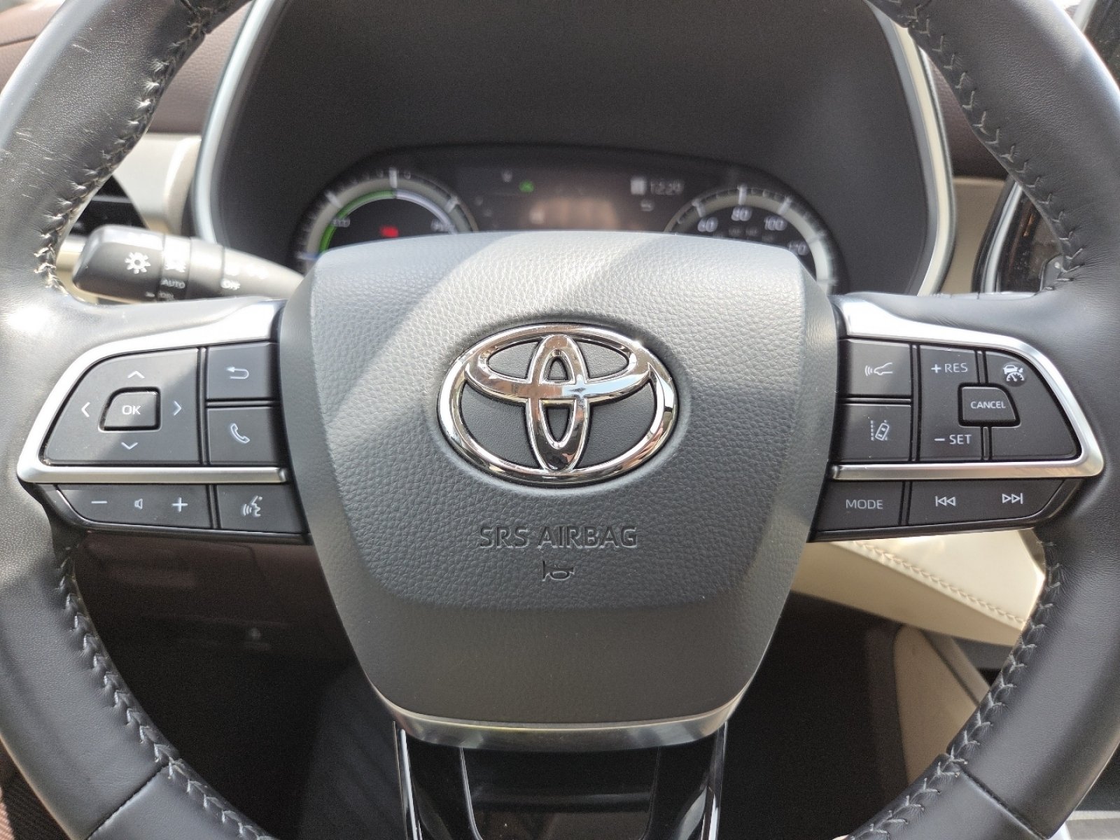 Used 2020 Midnight Black Metallic Toyota XLE image 32