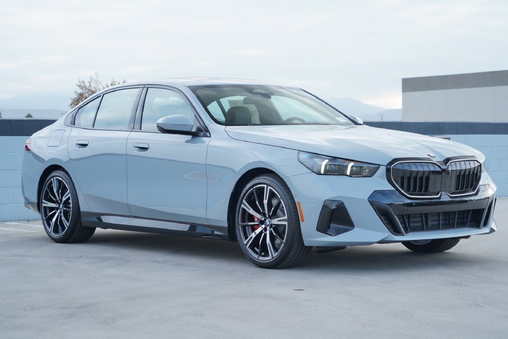New 2027 Brooklyn Grey Metallic BMW 530i image 3