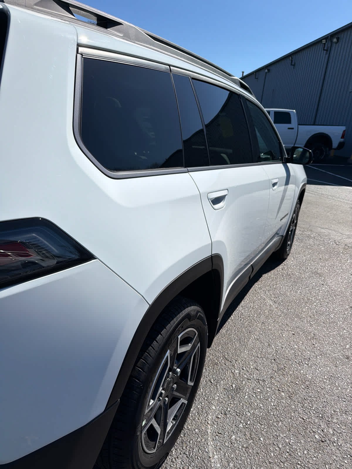 New 2026 Bright White Clear-Coat Exterior Paint Jeep Limited image 18