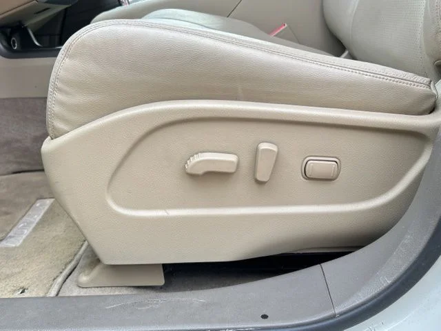 Used 2012 White Nissan SL image 30