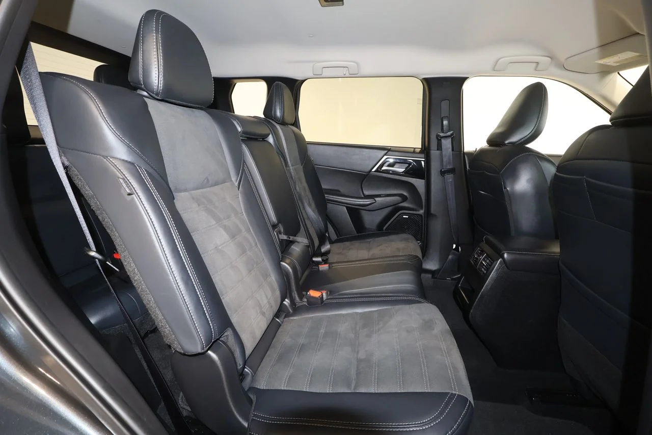 Used 2025 Gray Mitsubishi SE image 26